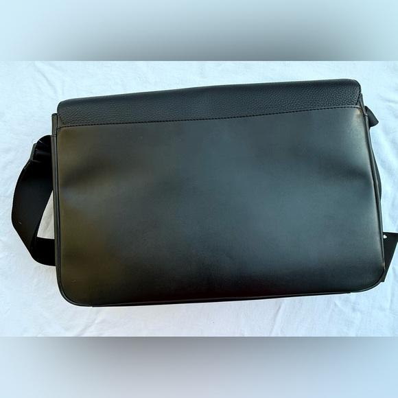 NWT Michael Kors Quilted Interior Leather Messenger Bag with Black Accents - Picture 12 of 15